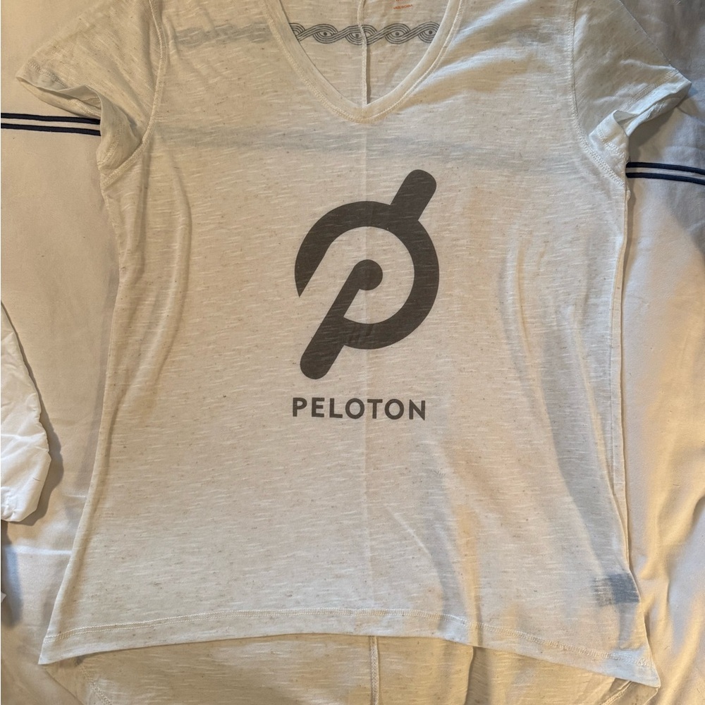 Peloton Cream textured High Low T with Grey Logo and Wave design